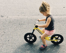 Cargar imagen en el visor de la galería, Strider 12 Sport Amarillo